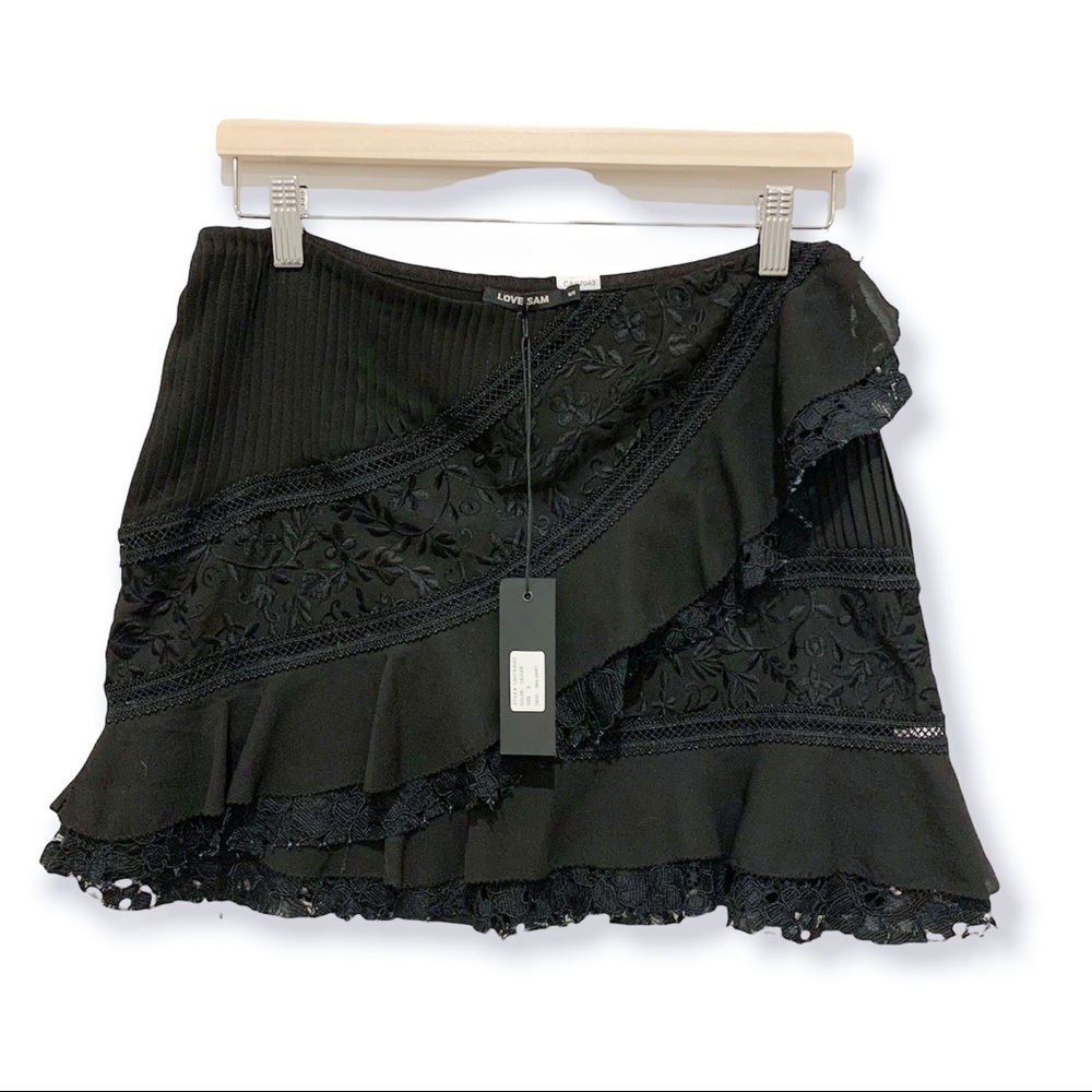 NWT Revolve Love Sam Tiered Lace Low/Mid Waisted Mini Skirt